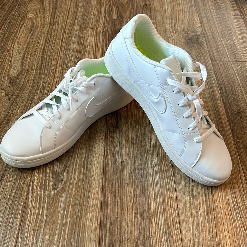 NWOT white Nike sneakers